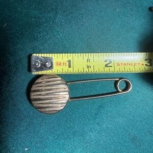 Source Unknown Gold Brooch Pin‎